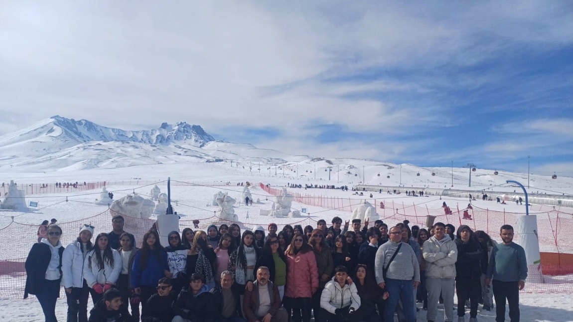 08/03/2025 Tarihinde Hasan Adalı Anadolu Lisesi olarak 96 öğrenci ve 6 öğretmen ile düzenlenen KAYSERİ Gezimiz hem Öğretmenlerimizi hem de Öğrencilerimizi mutlu etmiştir.